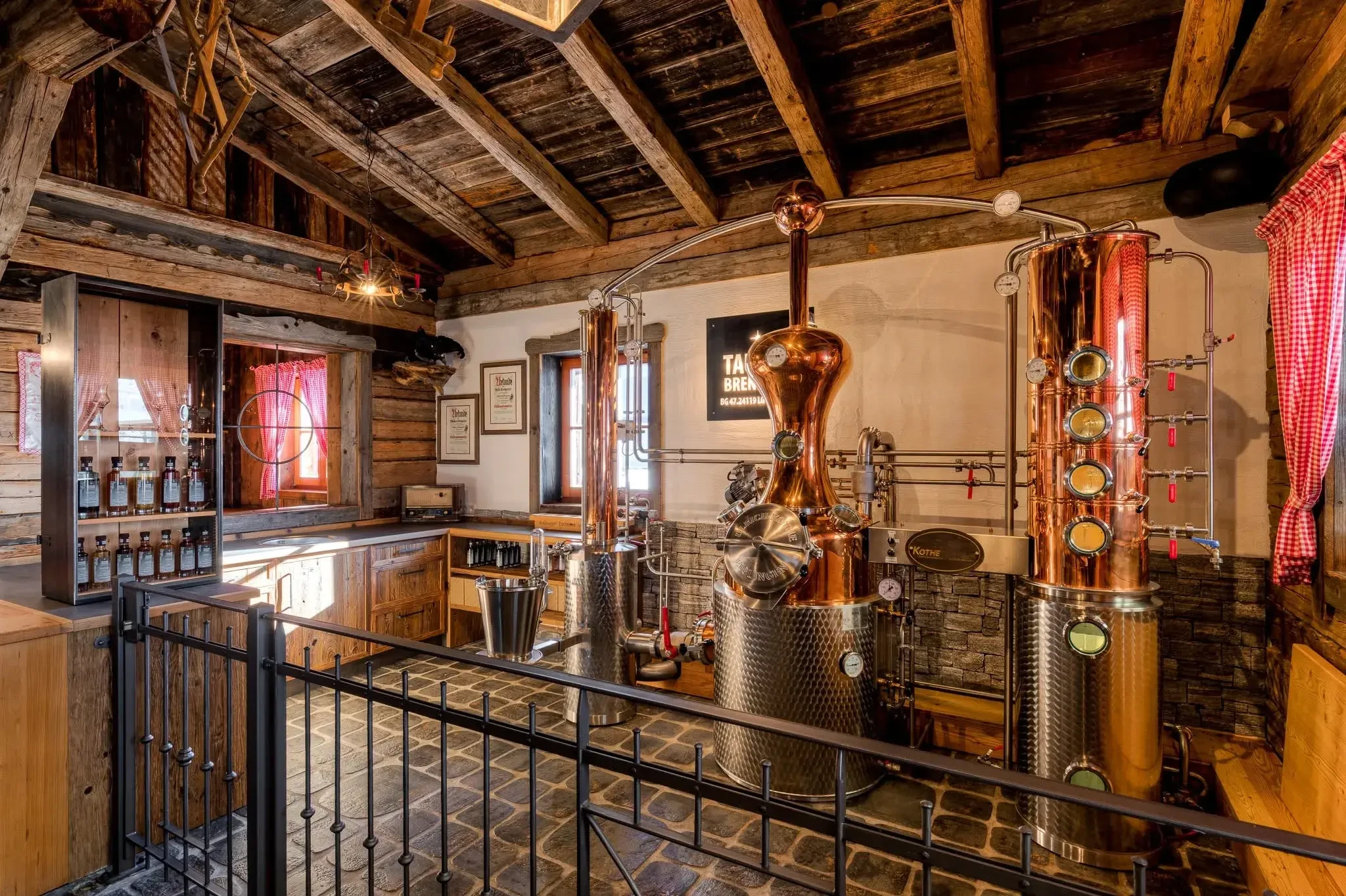 Tauernbrennerei Kessel kuper Schnaps Destillerei in der Alte Alm