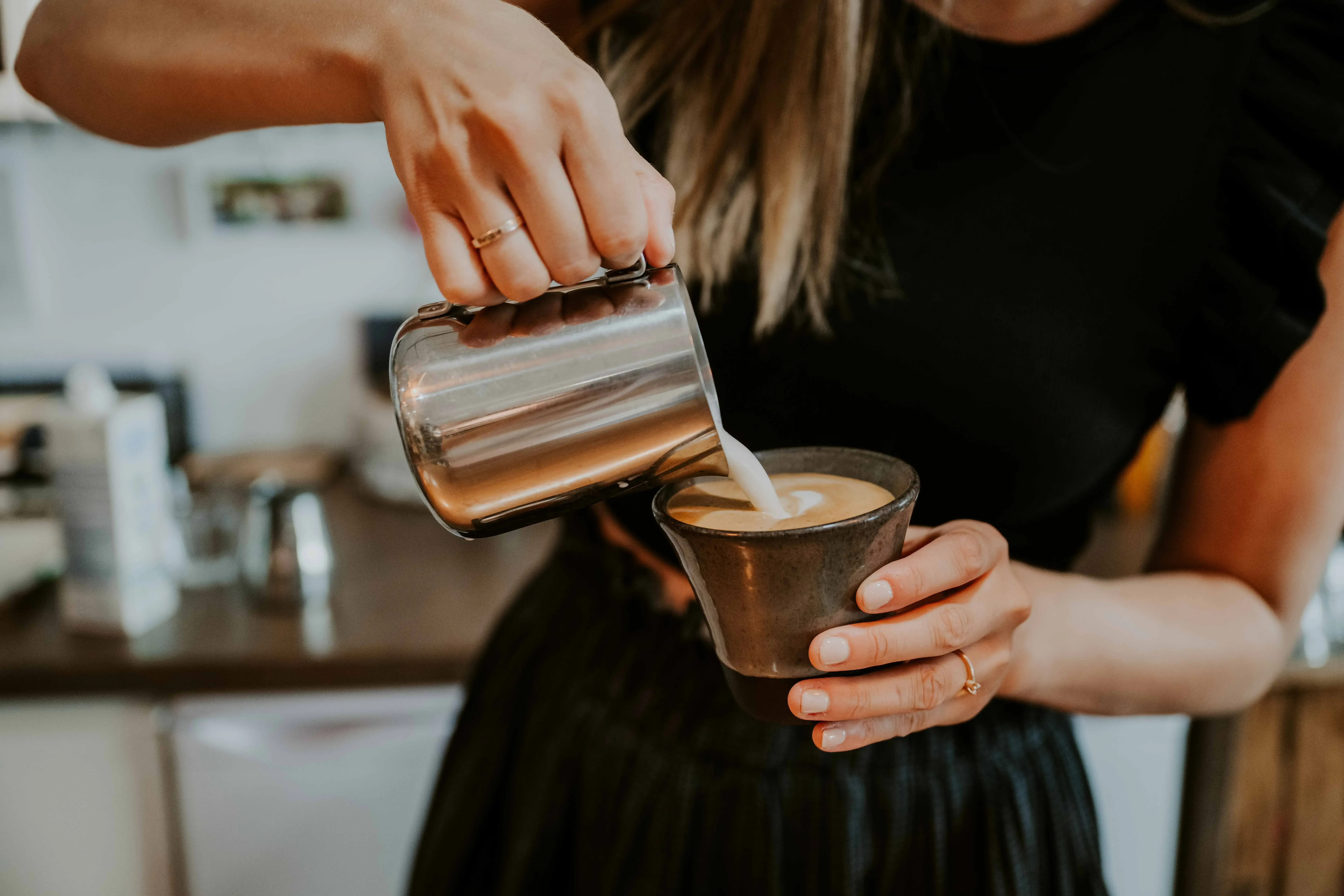 Kaffee wird eingeschenkt in Tasse Genuss im sFachl