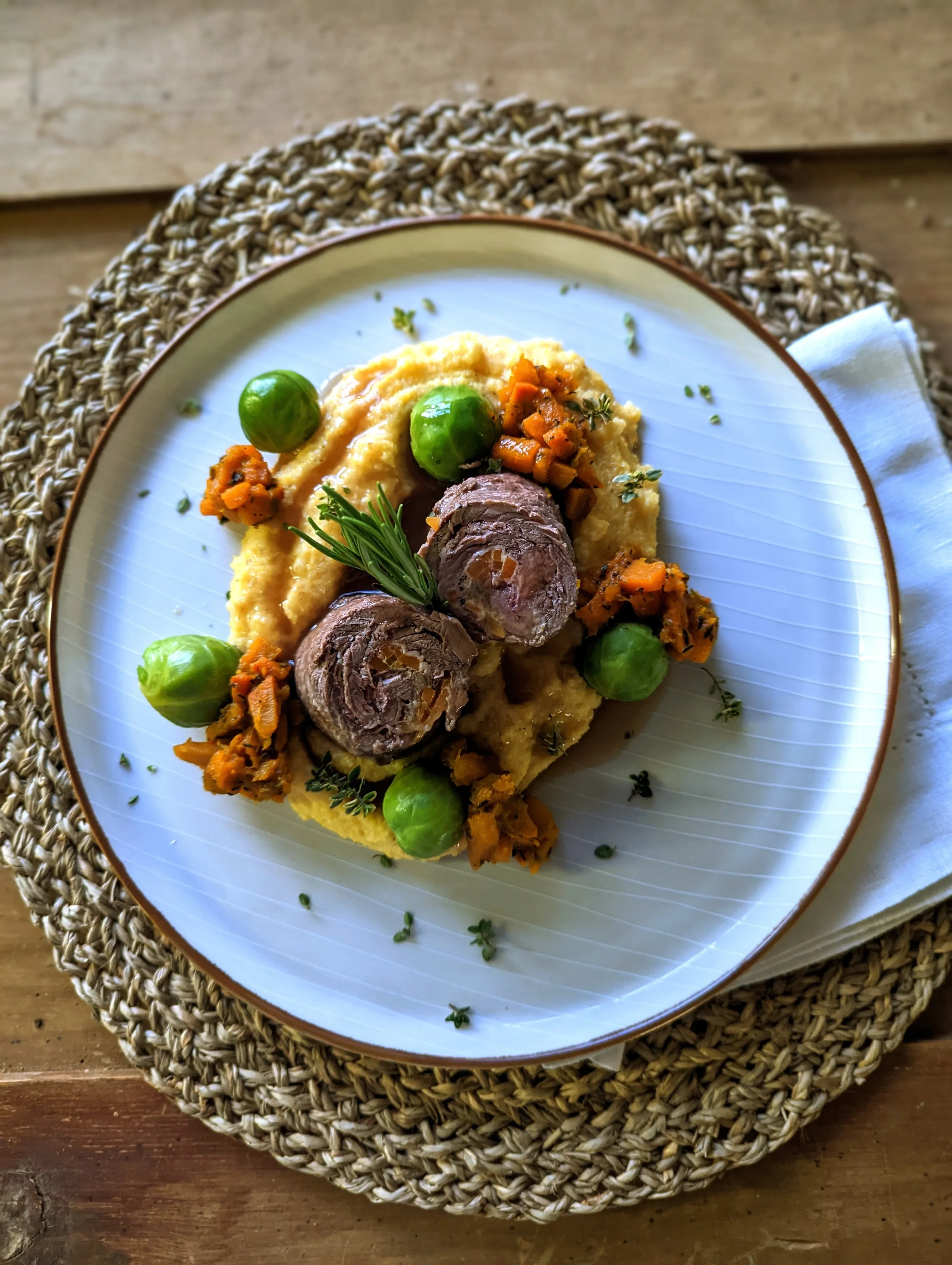 Rindsrouladen cremige Polenta Kürbis-Kohlsprossengemüse