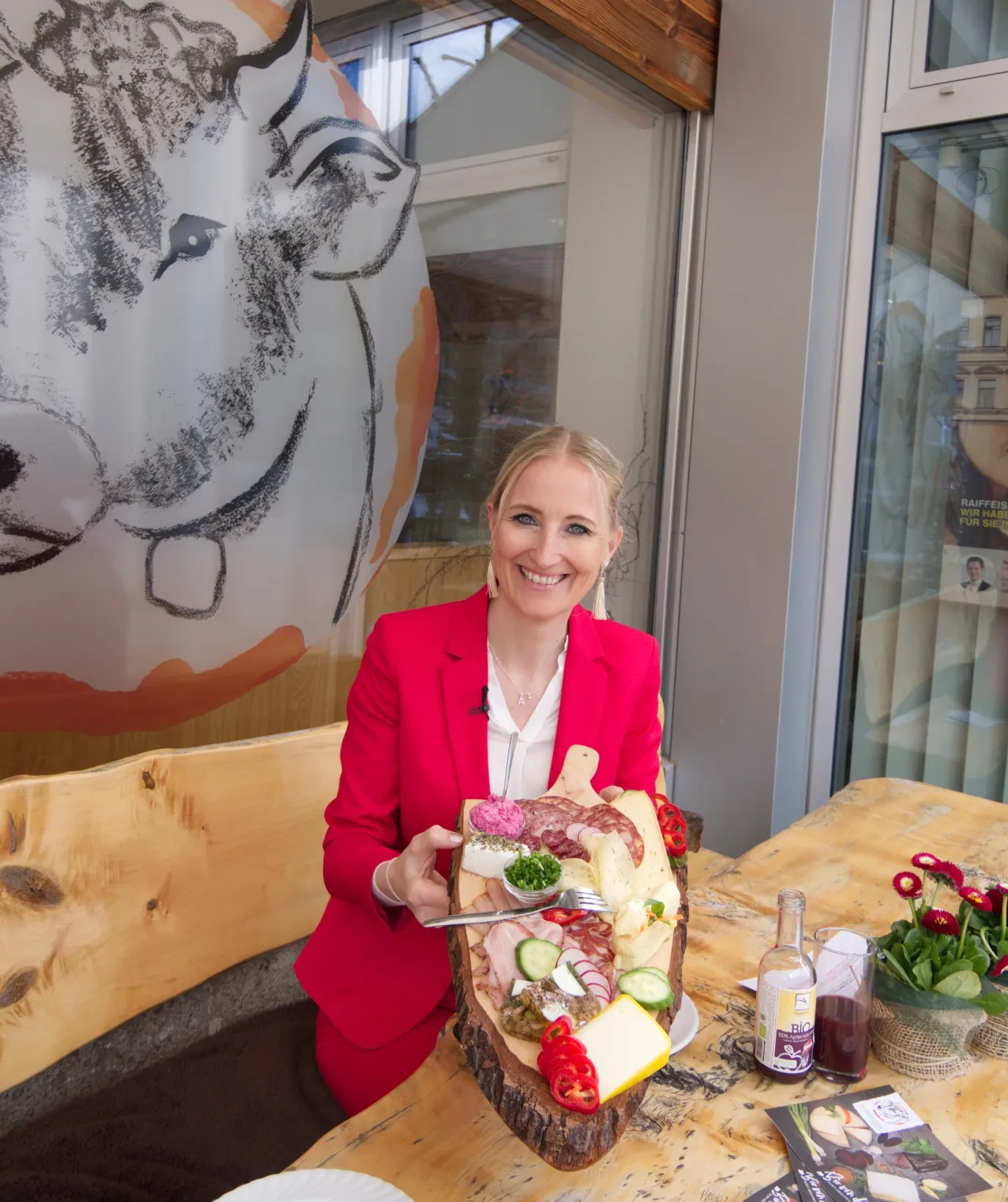 Moderatorin Angelika Pehab vor dem Bauernladen St. Johann