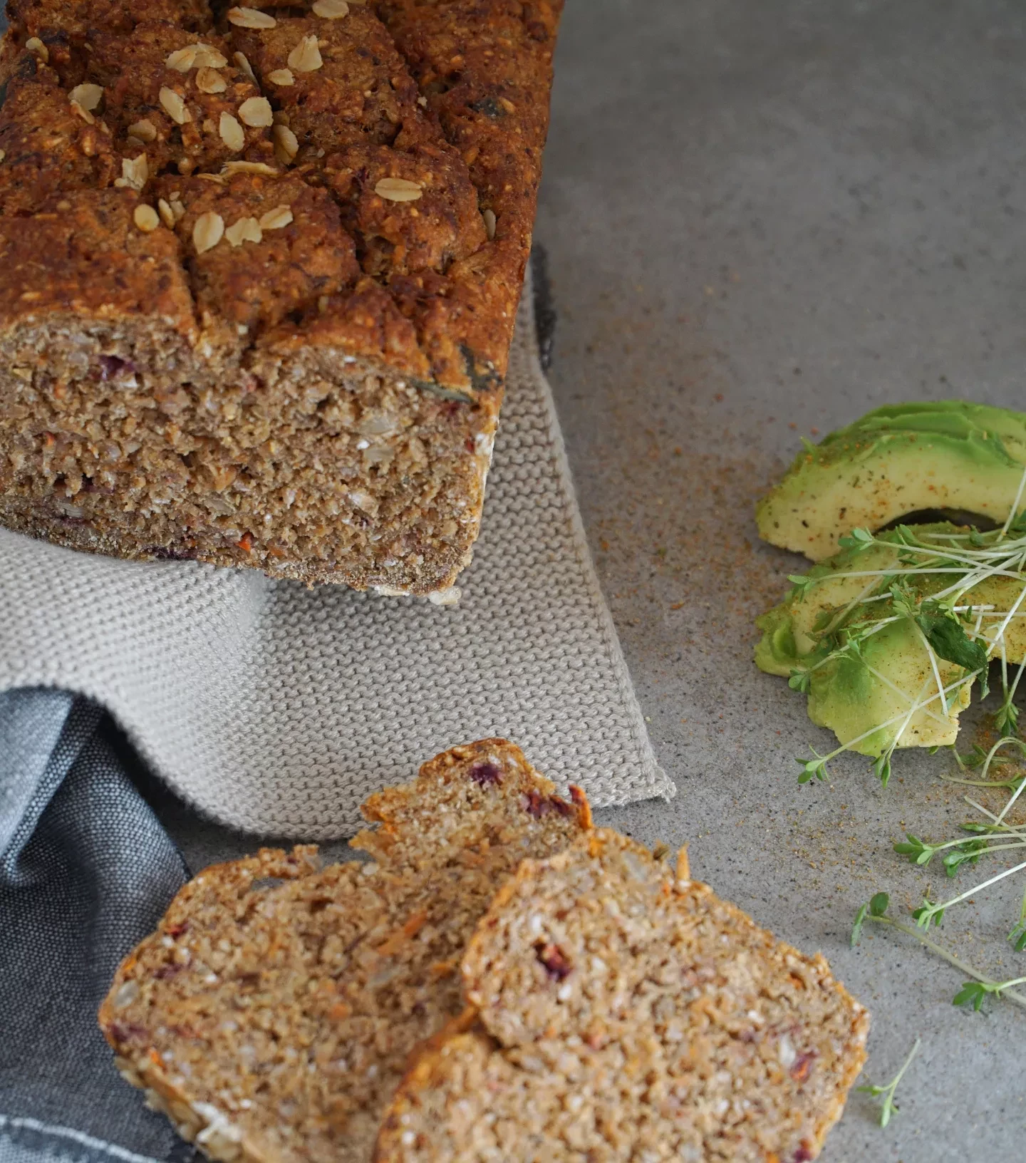 Karottenvollkornbrot aufgeschnitten