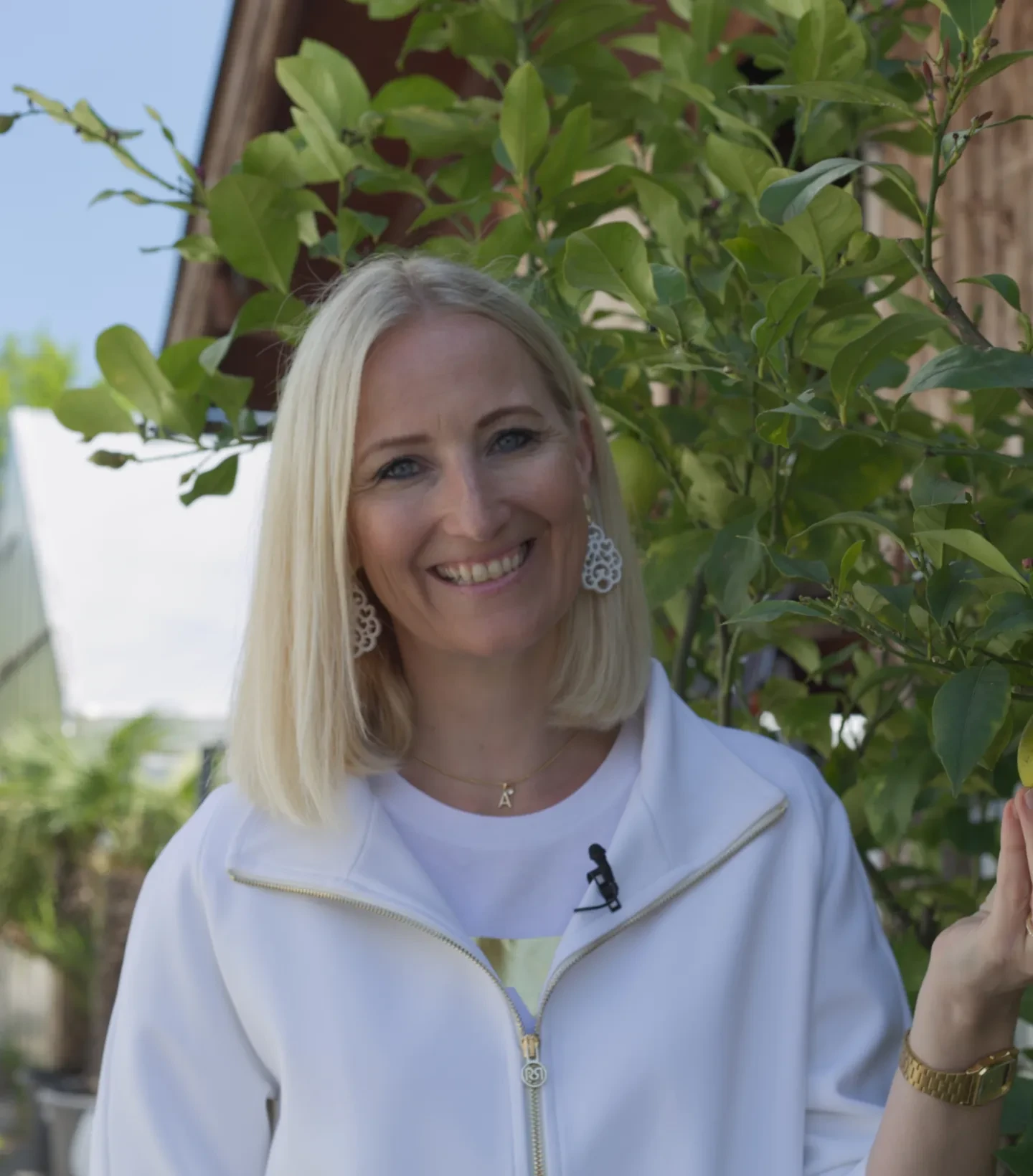 Moderatorin Angelika Pehab beim Dreh der Mai Sendung 2023