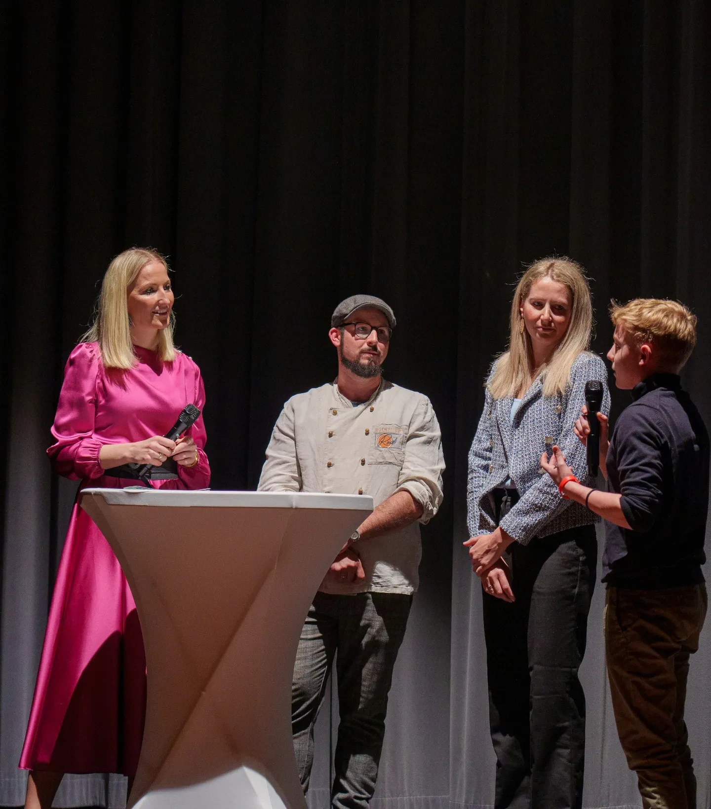 Moderatorin Angelika Pehab bei der Filmpremiere zum ISST GUt Lehrfilm 