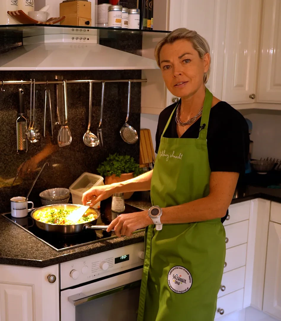 Küche Köchin kocht
