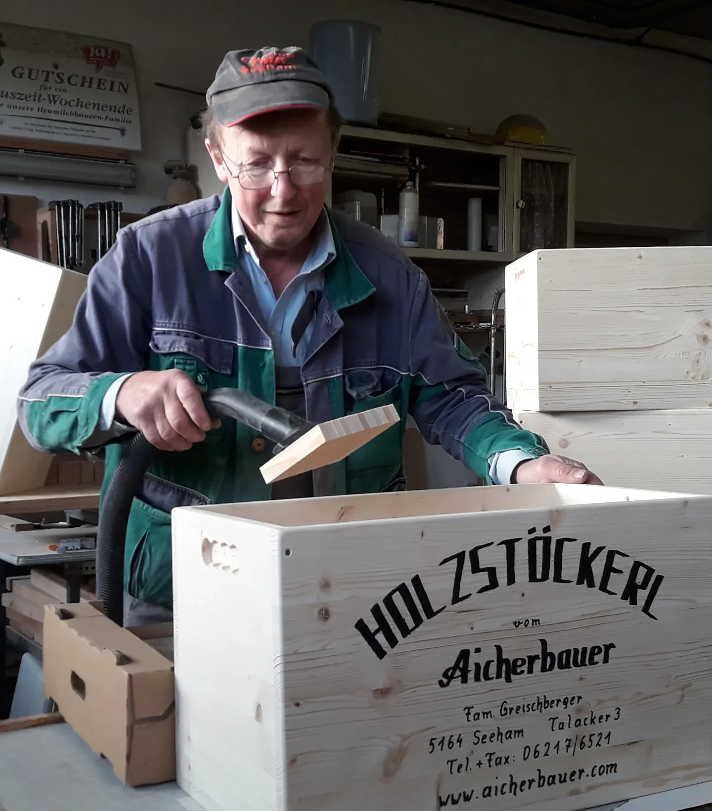 Hans Greischberger beim Befüllen der Kiste mit den Holzstöckerln