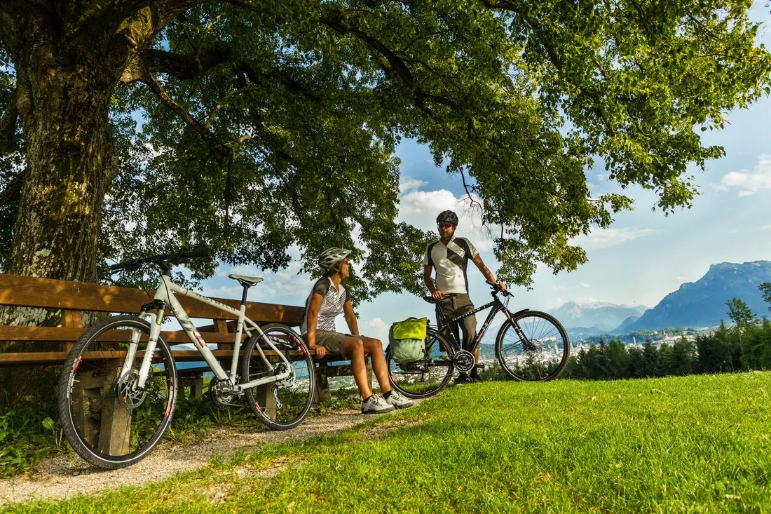 Radtour in Salzburg Paar bei Bank