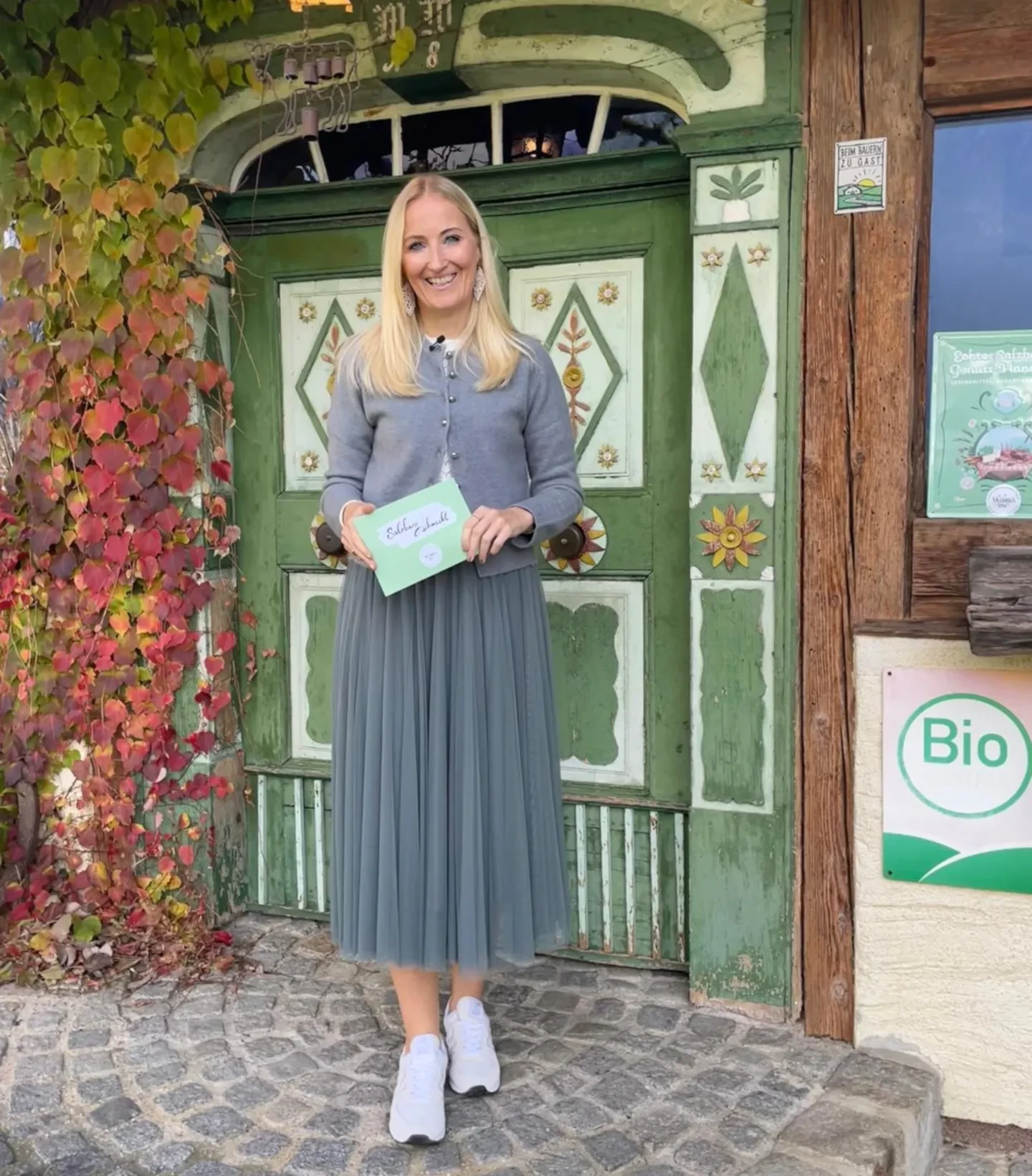 Salzburg schmeckt auf RTS_November 26_Angelika Pehab vor der Tür des Fürstenhof