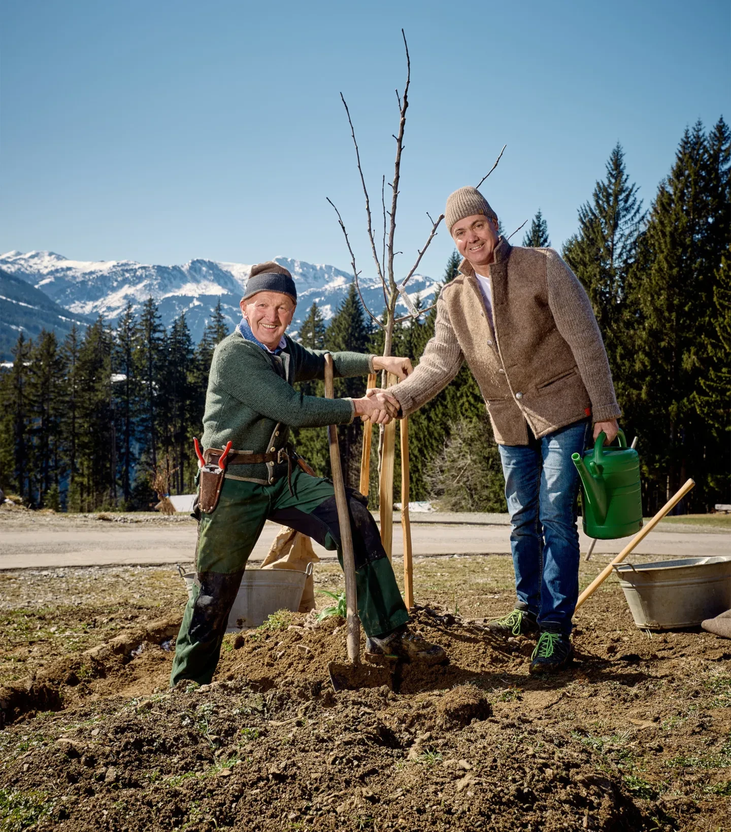 Alpakaalm_Kitzsteingut_Bernhard Maurer und Pauli Kreuzberger beim Baumpflanzen