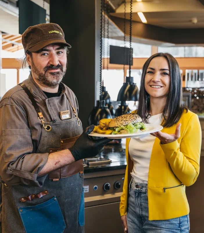 Elisabeth Eisl mit Steffen Henkel auf der Lumberjack Hütte Pulled Chicken Burger