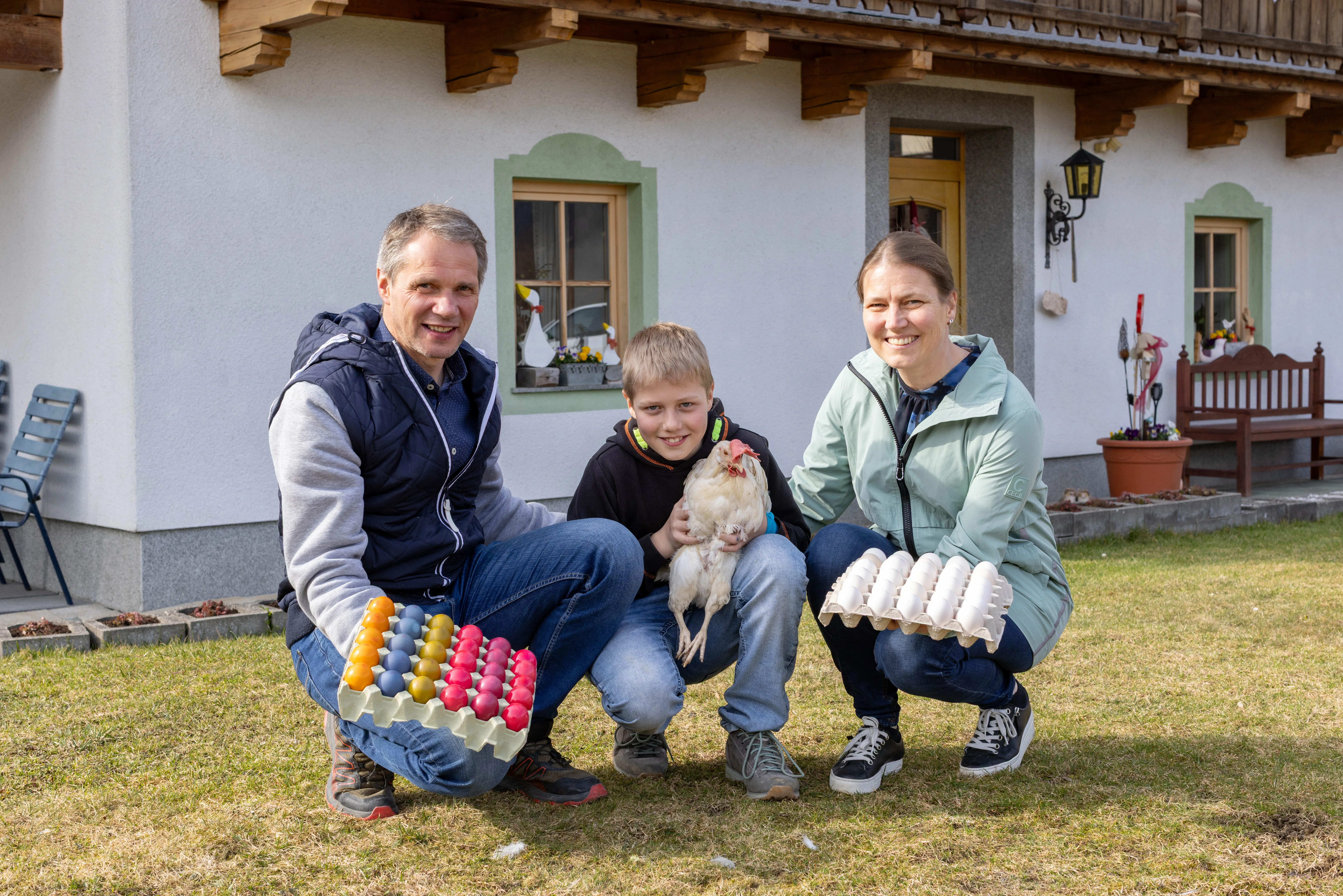 Familie Imlauer mit Eiern und Huhn