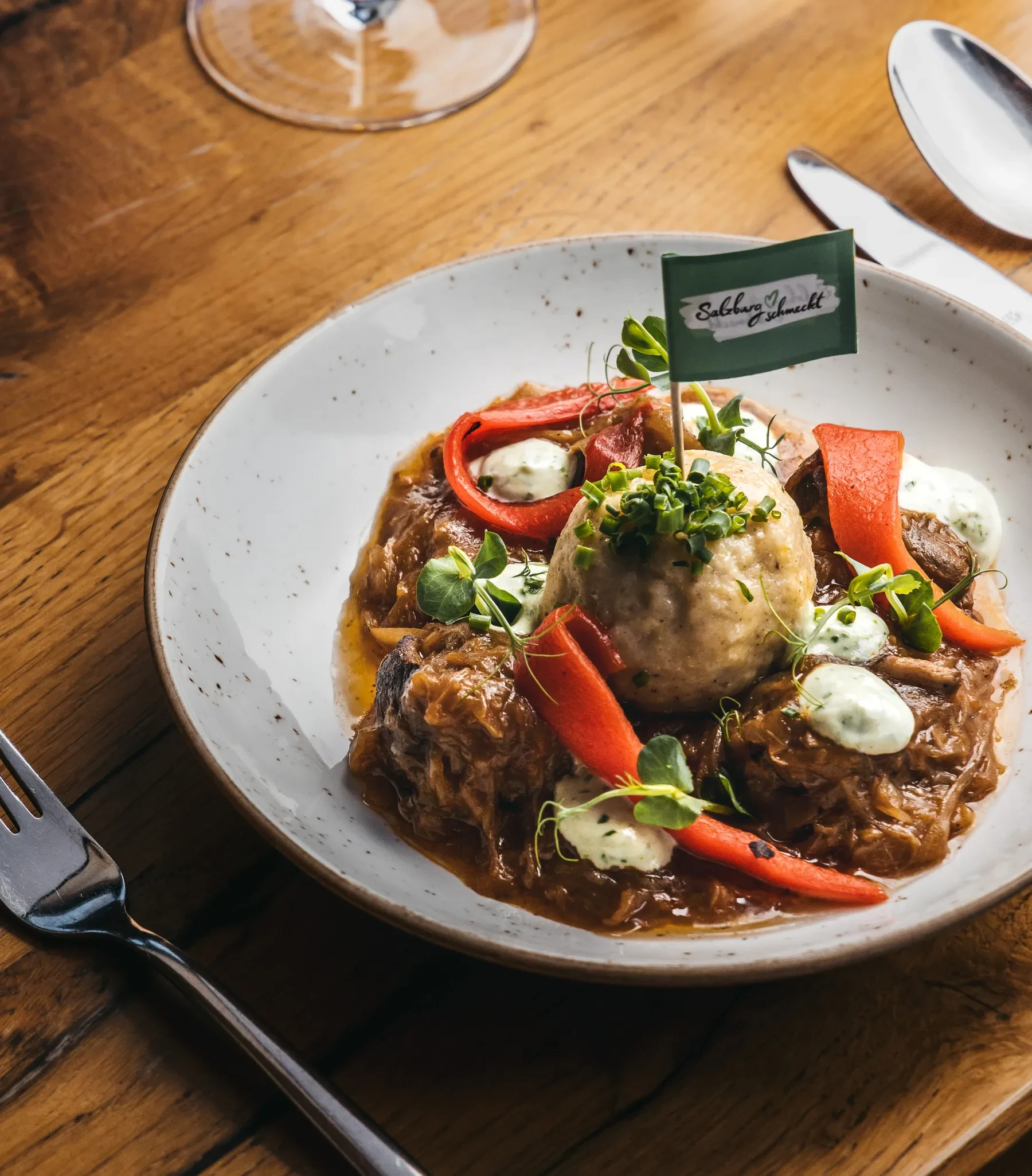 Szegediner Gulasch mit Grammelknödel