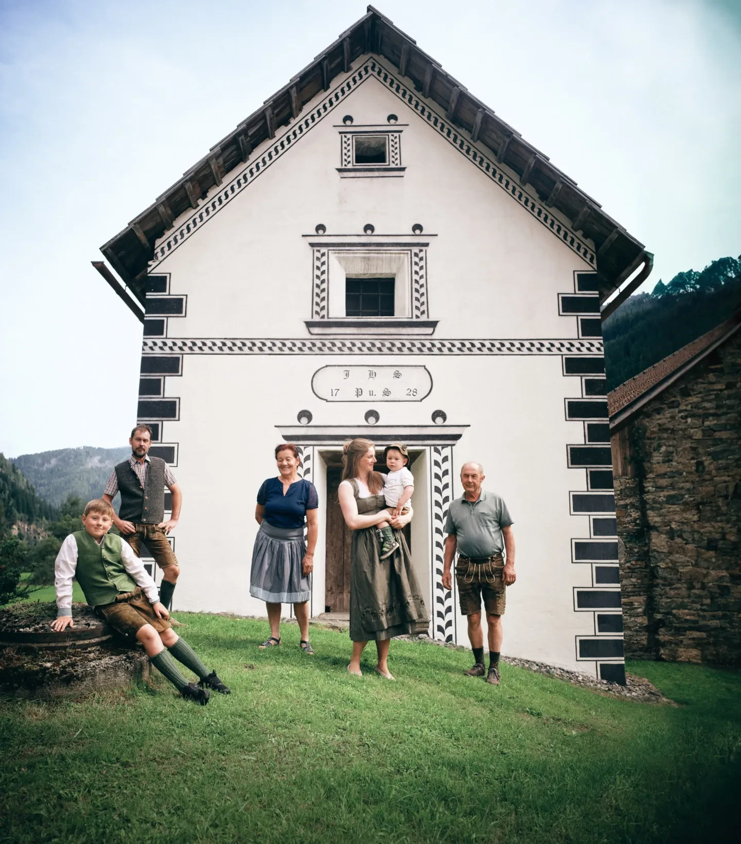 3 Generationen der Familie Aigner vor ihrem Troadkasten