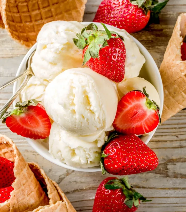 Eisbecher mit Erdbeeren