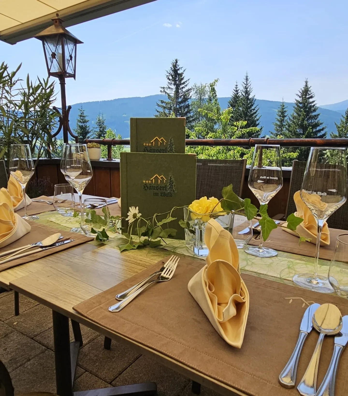 Häuserl im Wald_Tisch auf der Terrasse