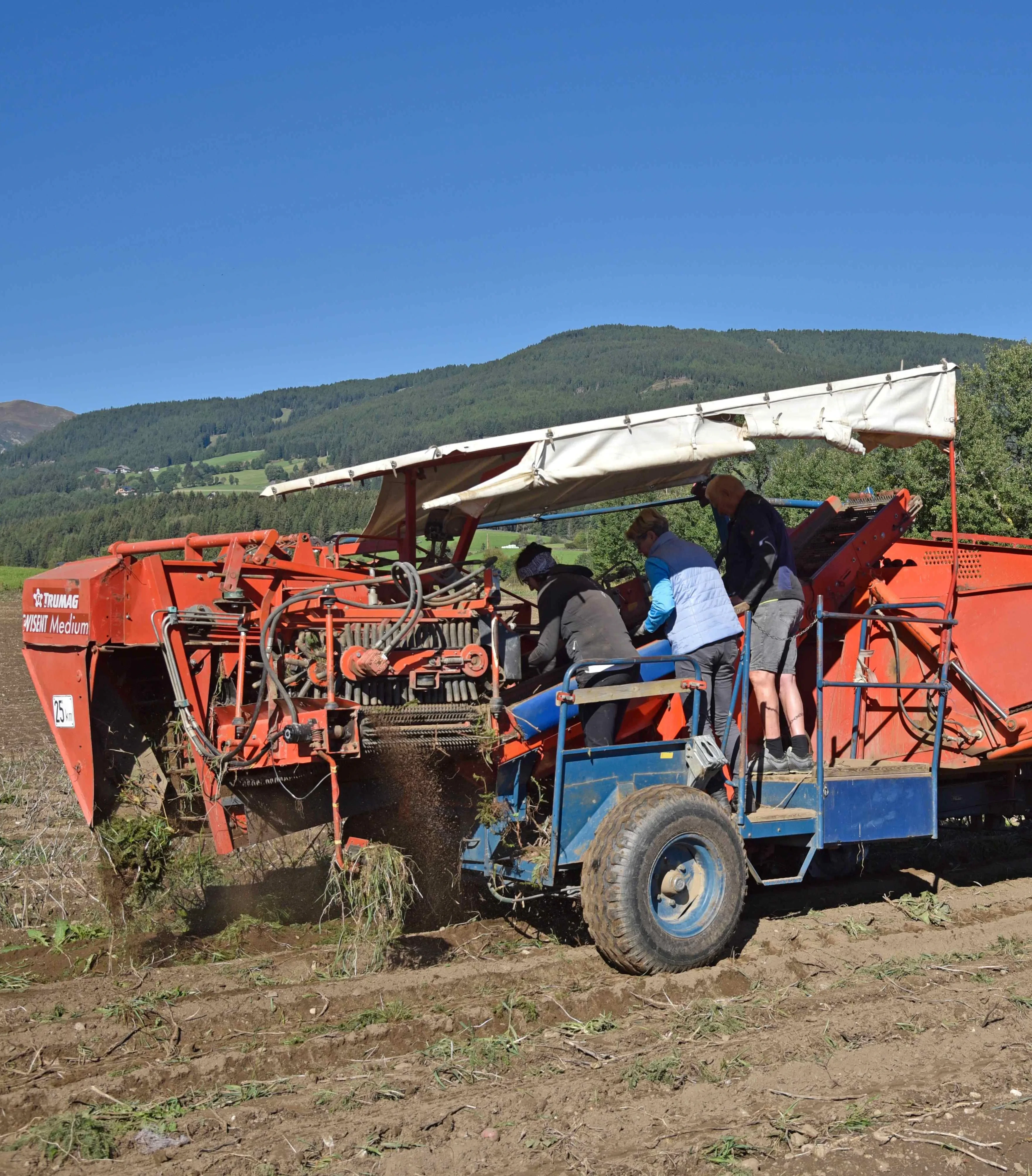 Lungauer Eachtling Erntemaschine mit Leuten