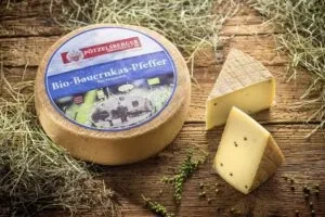 Bauernkäse mit grünen Pfeffer von Dorfkäserei Pötzelsberger in Adnet