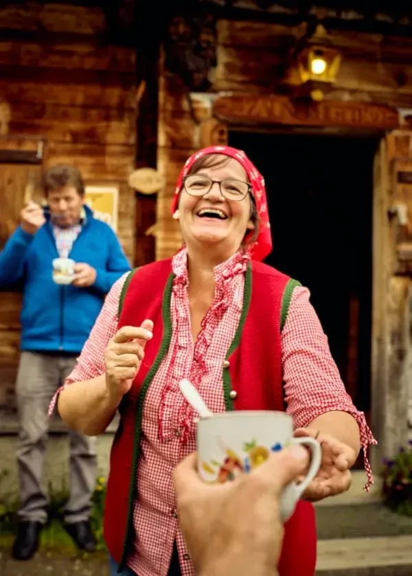 Zauneralm_Heidi Kremser vor der Almhütte