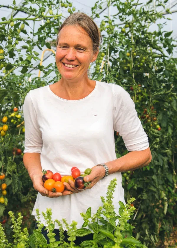 Rosi Klingerbauer mit frisch geernteten Tomaten