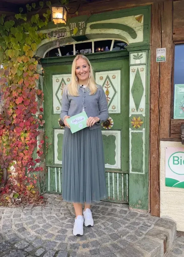 Salzburg schmeckt auf RTS_November 26_Angelika Pehab vor der Tür des Fürstenhof