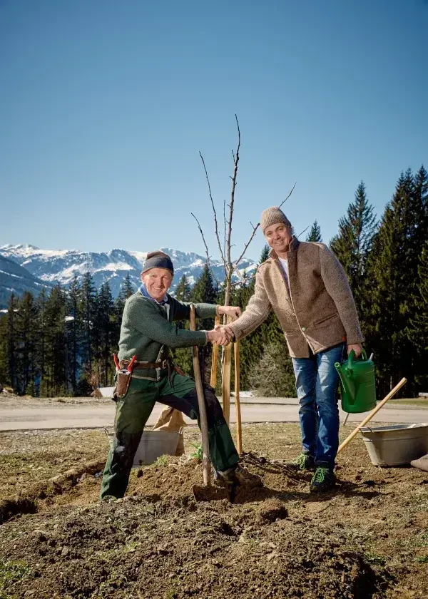 Alpakaalm_Kitzsteingut_Bernhard Maurer und Pauli Kreuzberger beim Baumpflanzen