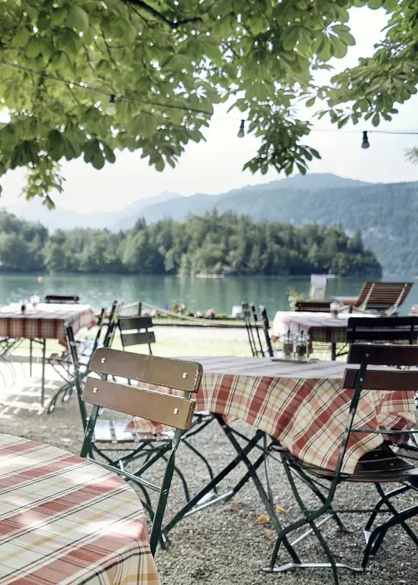 Gasthof Fürberg_ Gastgarten am Ufer des Wolfgangsees