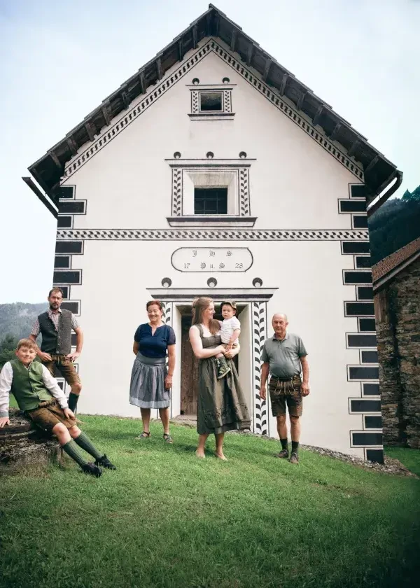3 Generationen der Familie Aigner vor ihrem Troadkasten