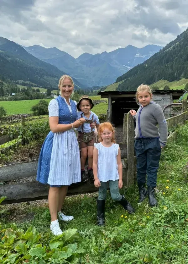 Salzburg schmeckt auf RTS_Bauernbaueralm Ferleiten_Angelika mit Kindern